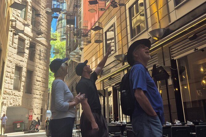 Sydney Highlights Walking Tour: Bridge Rocks House - The Guide and Group Experience
