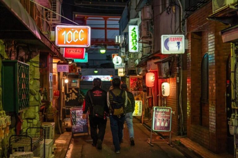 Tokyo: Shinjuku Golden Gai Bar Hopping that only locals know - The Value of a Guided Golden Gai Tour