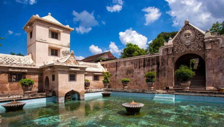 YOGYAKARTA CITY TOUR,SULTAN PALACE,WATER CASTLE AND CRAFTS. - Practical Details and What to Expect