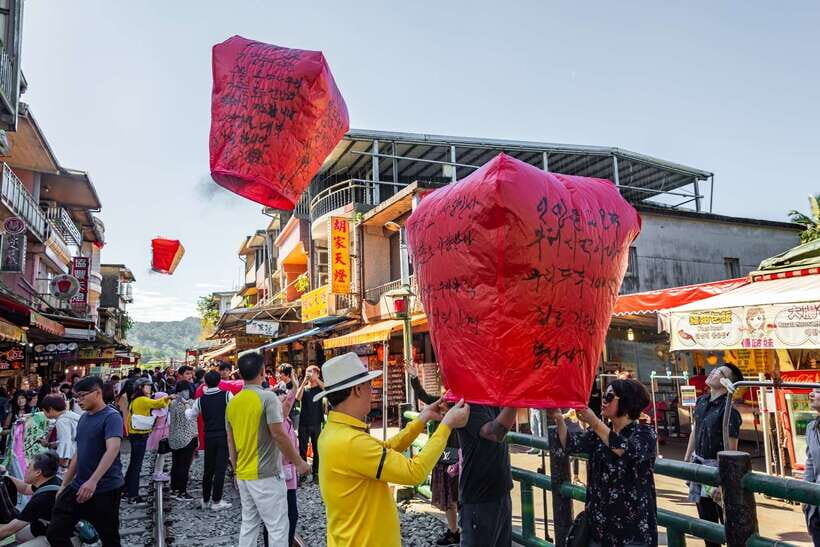 From Taipei: Shifen, Jiufen, and Yehliu Guided Day Trip - Transportation and Practicalities