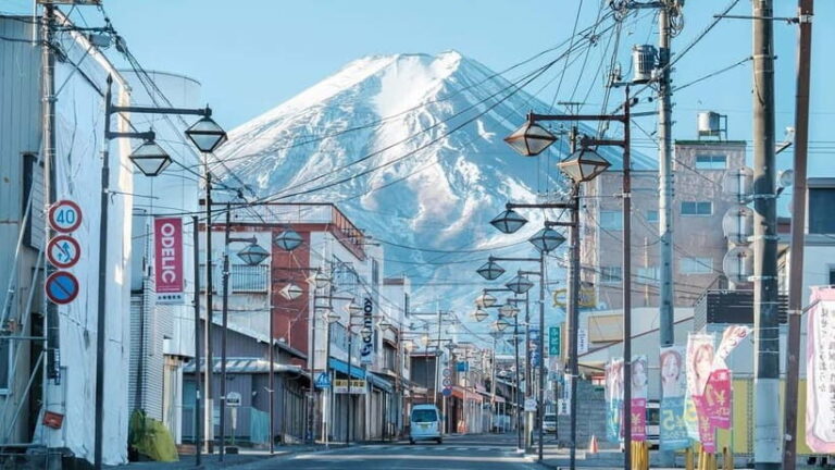 Mt Fuji Top 5 Spots Day Tour: Arakurayama Park,Oshino Hakkai - Authentic and Photogenic Experience