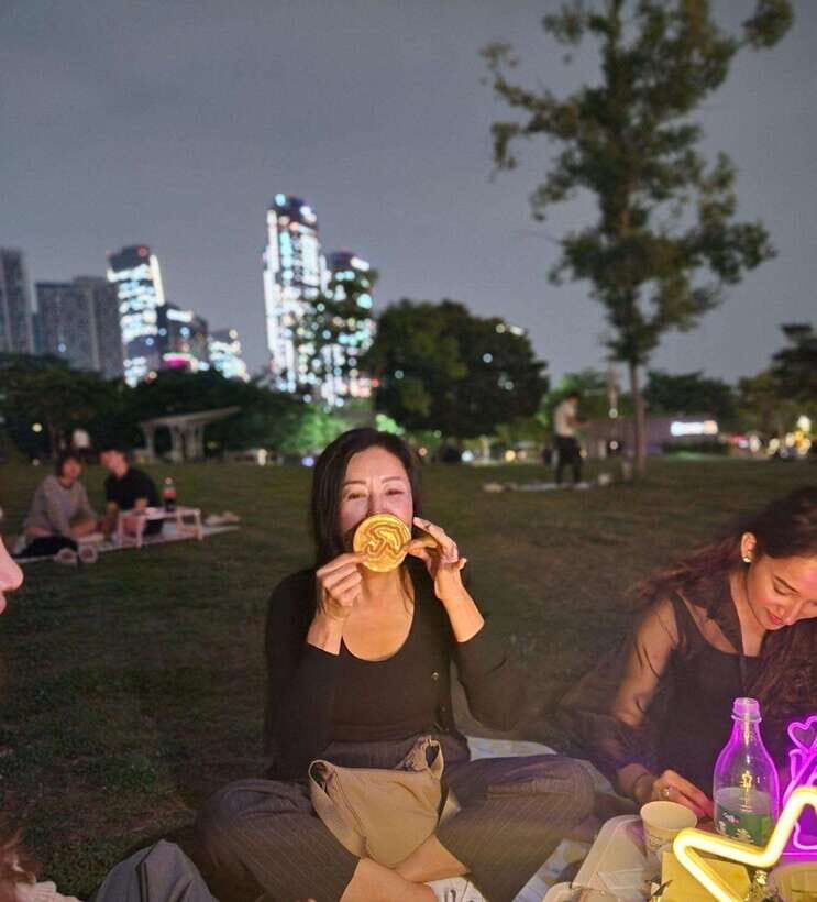 Seoul: Han River Night Picnic & Games with Cruise - Exploring the Experience