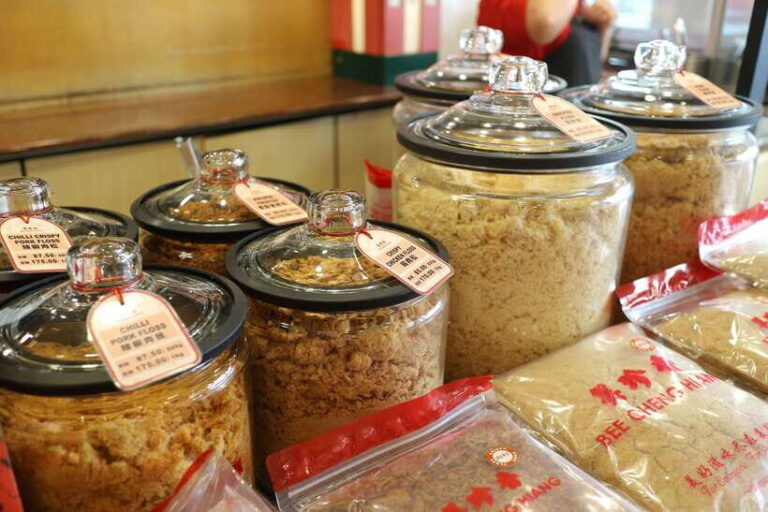 Singapore: Foodie Experience Guided Tour with 5 Tastings - A Deeper Look at the Tour