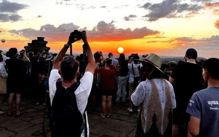 Small-Group Full Day Angkor wat Guide tour with Sun set - Who Will Love This Tour?