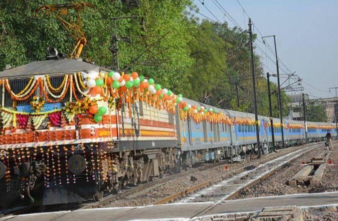 Taj Mahal Day Tour from Delhi by Superfast Train - TOP RATED TOUR - Arrival and Meet-up with Your Guide