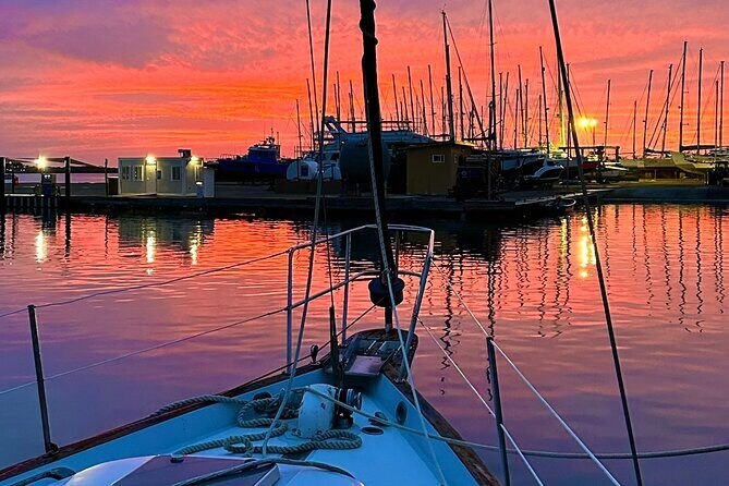 Tropical Sailing Experience with BBQ Lunch or BBQ Dinner in Aruba - Discover Aruba’s Coastline on a Classic Sailing Trip