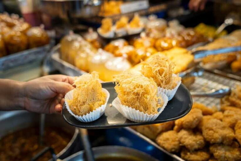 Chiang Mai: Evening Sightseeing and Local Food Guided Tour - Authentic Experiences and Genuine Insights