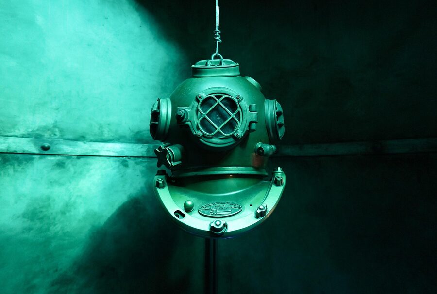 Dive helmet for underwater walking experience