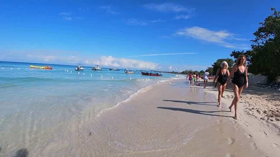 From Montego Bay: Negril Beach & Rick's Cafe Sunset Day Trip - Exploring Negril: The Beach and Town