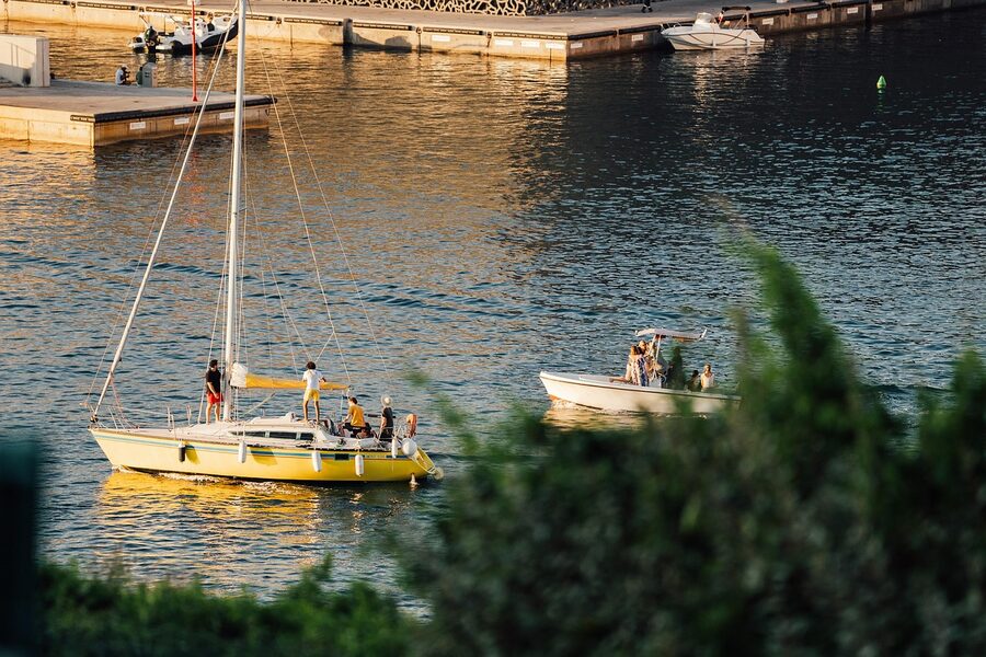 Motorboat tour along the coast with passengers