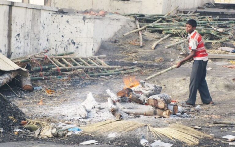 Varanasi: Sunrise Boat Ride w/ Ghats & Morning Rituals - Visiting the Ghats & Rituals: What Youll Observe