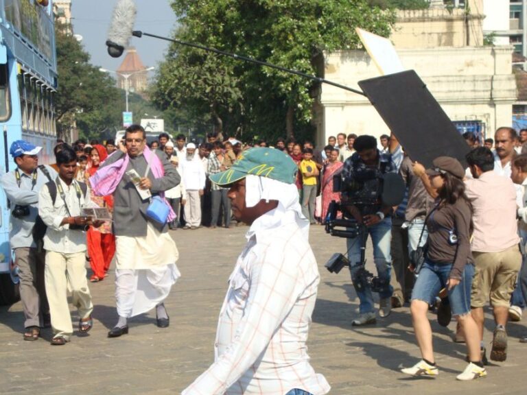 Elephanta Cave Tour with Bollywood Tour - Mumbai’s Contrasts: From Heritage to Modernity