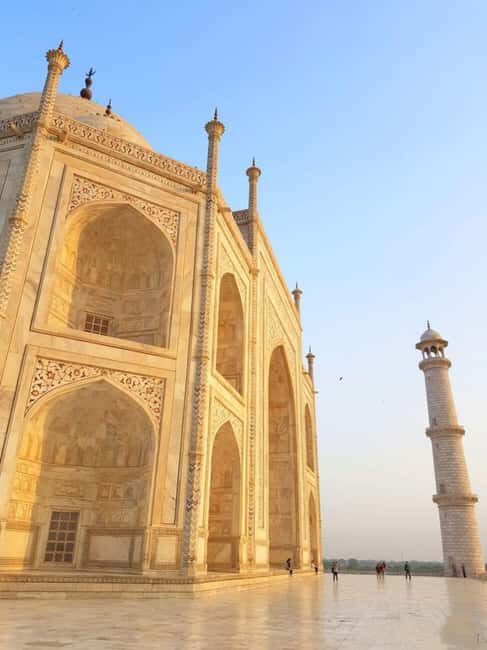 Taj mahal luxury Tour with Private car, guide & 5* lunch - Exploring Agra Fort: A Fortress of Stories