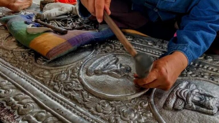 Chiang Mai: Silver Craftwork Temple Tour with Monk Meeting - Analyzing the Value and Practical Aspects