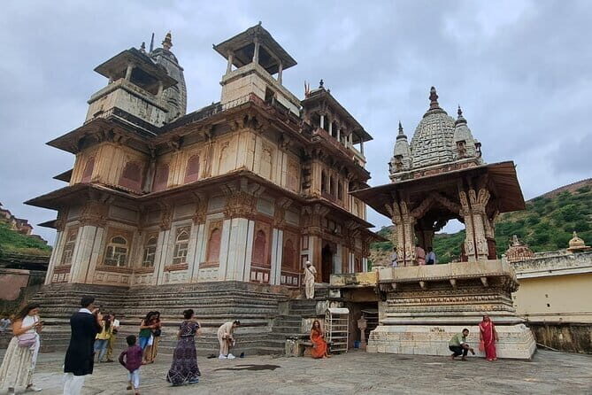 Delhi to Jaipur Pink City Tour with Government Approved Guide - Exploring the City Palace: A Blend of Mughal and Rajasthani Styles