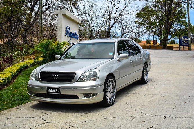 Hewanorra International Airport (UVF) Shuttle One-Way - The Vehicle and Service Quality