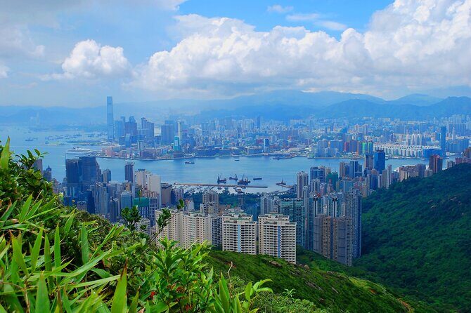 Hong Kong : Must-See Attractions Walking Tour With A Guide - A Deep Dive into the Tour
