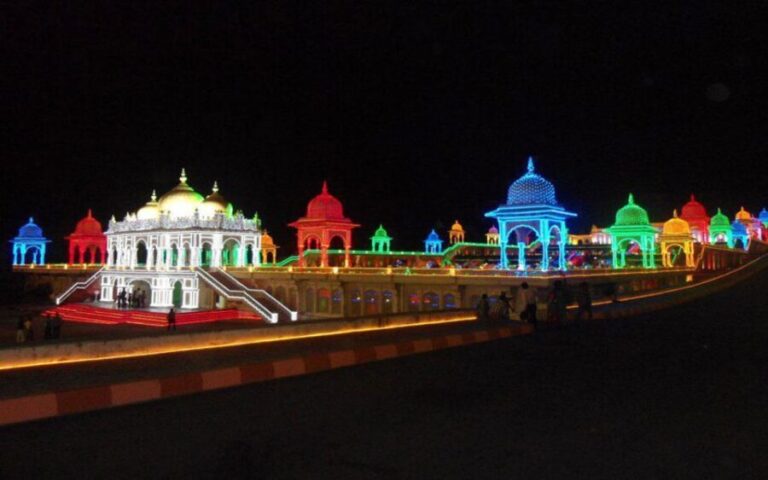 Ramoji Film City: Full Day Tour with Lunch - Transportation and Group Dynamics