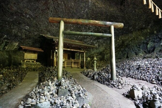 Takachiho Gorge Miyazaki Day Private Tour From Fukuoka - Exploring the Details of the Tour