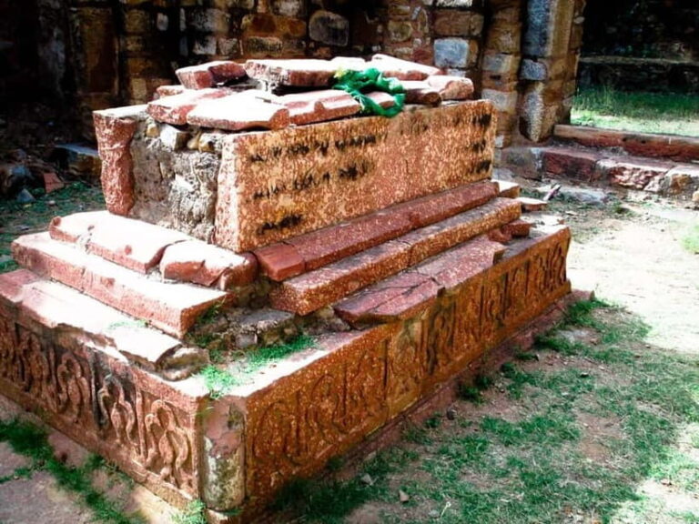 Delhi: Mehrauli Archaeological Park Tour with Hotel Pickup - The Experience and Atmosphere