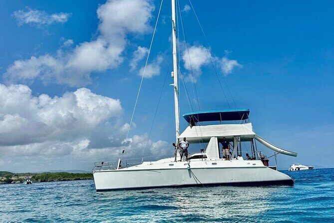 Private Boat for groups up to 15 people with jacuzzi and Lunch - The Catamaran Cruise: Sailing to Snorkeling Havens