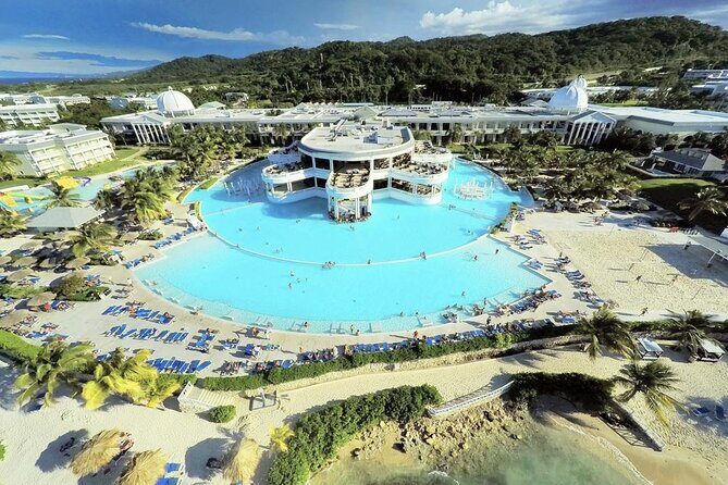 Private Transfer from MBJ Airport to Grand Palladium Hotel - The Experience in Detail